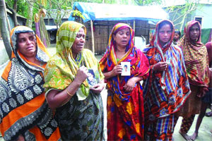 এক বাড়িতেই ছয় মায়ের আহাজারি by রোকনুজ্জামান পিয়াস ও ইসরাইল হোসেন বাবু