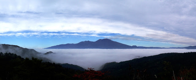 雲海に浮かぶ浅間山