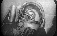 Titov nella capsula Vostok, con casco e tuta.