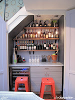 Mini bar en el espacio debajo de las escaleras