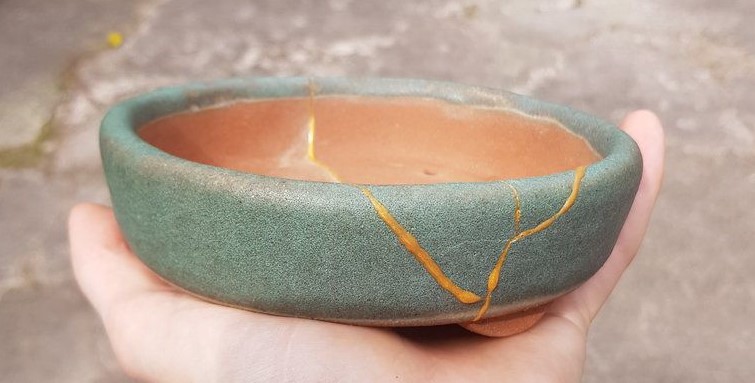 DIY Kintsugi - Broken bonsai pot repaired with gold colored powder and  epoxy 