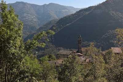 View as Sentiero 597 descends into Bracca.