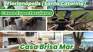 Casa moderna, con grandes ventanales. luminosa, con un árbol que la atraviesa por dentro.