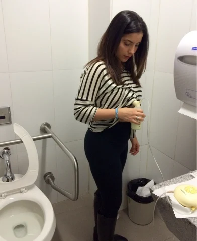 Alt="Mujeres sacandose leche materna en un baño sucio"