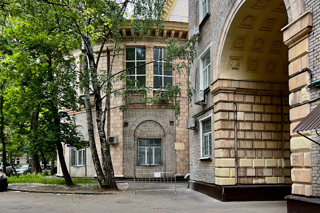улица Маршала Неделина, дворы, жилой дом с административной частью – бывший Кунцевский Горсовет (построен в 1956 году), арка