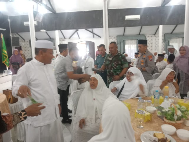 Walikota Tanjungbalai  Tepung Tawar Calon Jamaah Haji Kota Tanjungbalai 1444 H