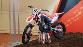 Motor tipe ini dipamerkan di solo beberapa pekan yang kemudian 10 Gambar Motor Grass Track Honda CRF 150L Baru Dipamerkan Bulan Ini