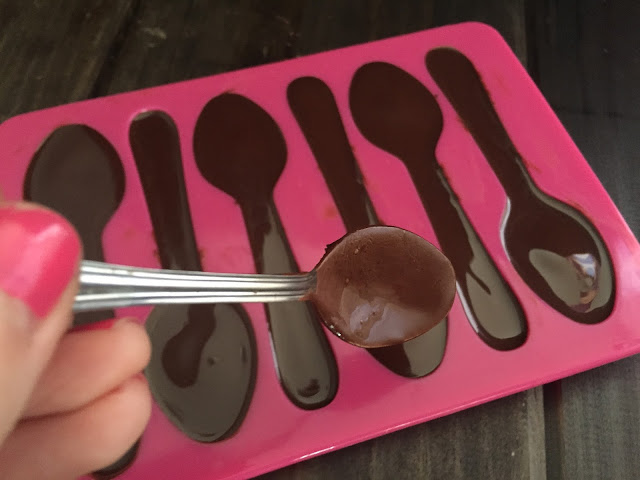 Tiramisú de cerezas. Rellenando los moldes de chocolate.