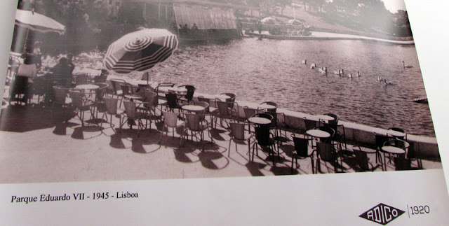 foto das cadeiras Adigo numa esplanada em Lisboa em 1945
