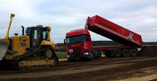 gambar truk dam scania warna merah darah