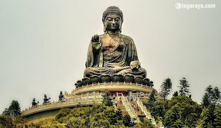 karya seni terkenal Patung Buddha Tian Tan di Hongkong