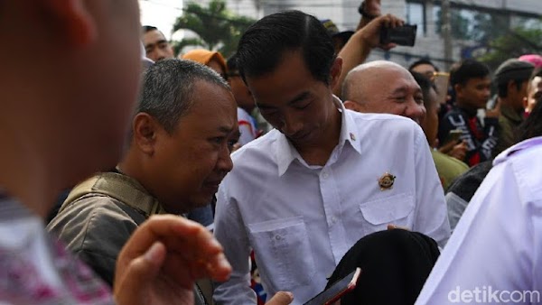Jalan-jalan ke CFD Dago, Jokowi Bertemu 'Kembarannya'