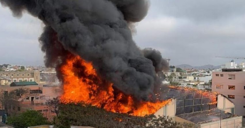 Bomberos controlan incendio registrado en el techo del Colegio Santa Rosa de Barranco