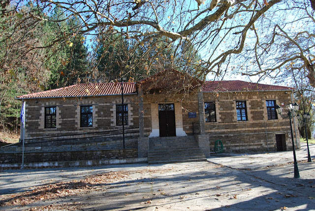Εικ.6: Καστρί –Πολυνέρι. Το παλιό δημοτικό σχολείο, σήμερα το Αρχαιολογικό Εργαστήριο της ανασκαφής στο Καστρί.