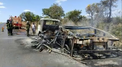 LEM: Caminhão fica destruído após pegar fogo na BR-242