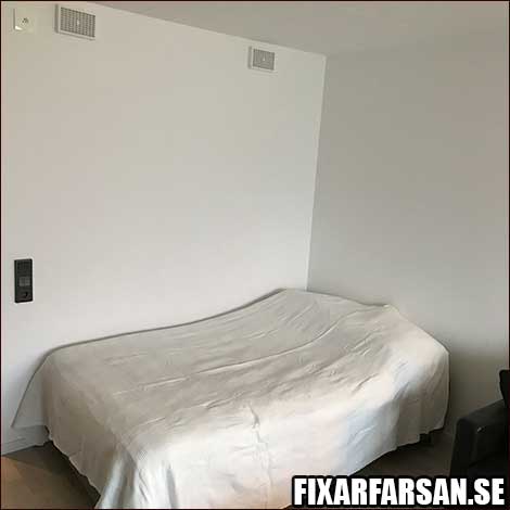 sängalkov sänghörna vita väggar vardagsrum