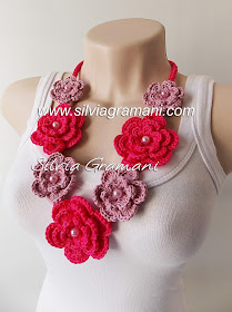 Colar de croche com flores