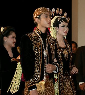 Model Kebaya Jawa Klasik Desain Tradisional Terbaru