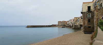 Vistas de Cefalú desde el principio del Lungomare Giuseppe Giardina.