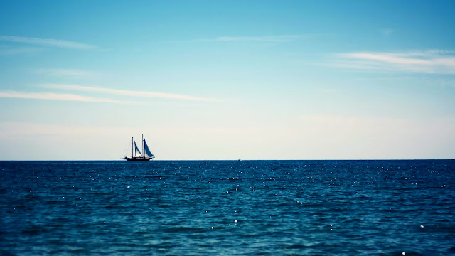 Ship sailing in the blue sea wallpaper