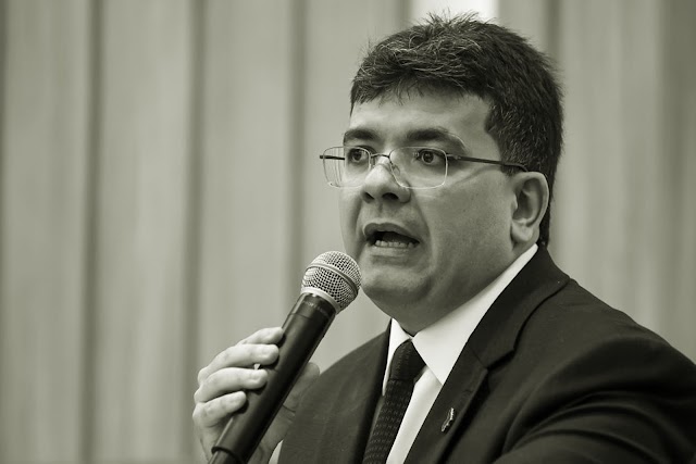  MP investiga governador Rafael Fonteles por 30 mil contratações sem concurso no Piauí