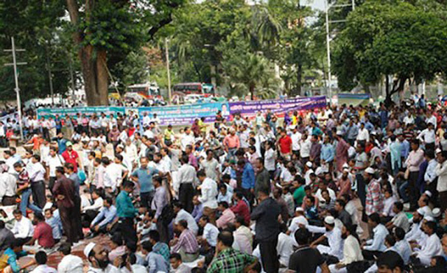 ১২৫০০ টাকা বেতন দাবিতে আমরণ অনশনে প্রাথমিকের শিক্ষকরা