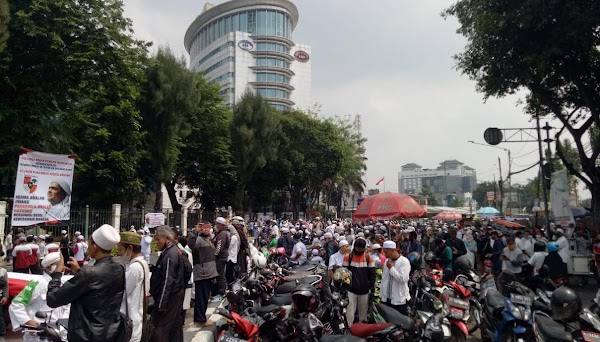 Menanti HRS Pulang, Petamburan Penuh Sesak, Ini Fotonya