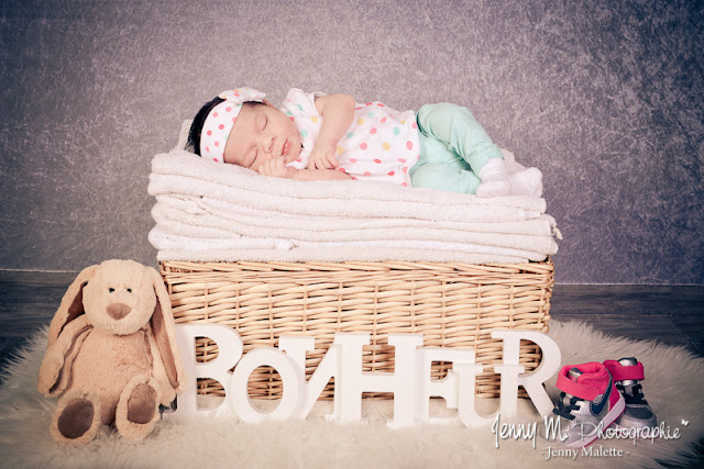 Photo bébé portrait petite fille sur panier en osier avec serviettes blanches