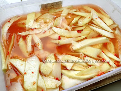  cara menikmati buah mangga muda atau mangga mengkal setengah matang yaitu dengan resep a Resep Asinan Mangga Muda Asam Pedas yang Menyegarkan