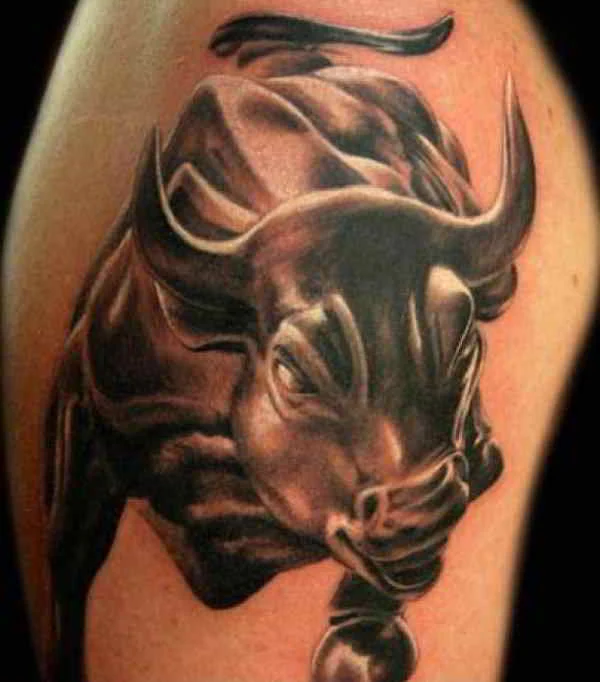 Vemos el tatuaje de un toro embistiendo