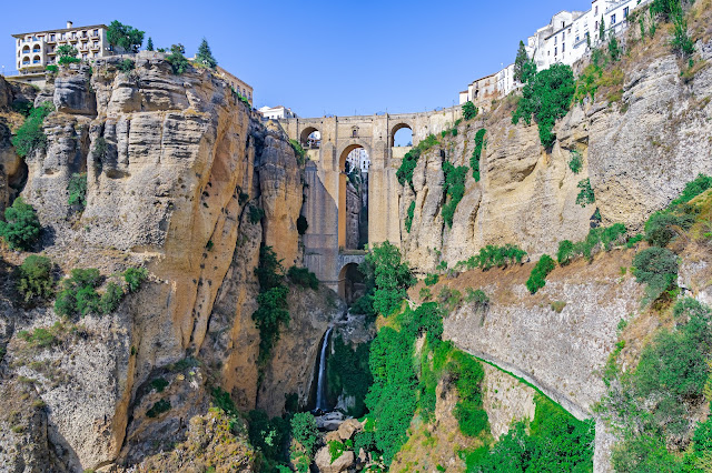 Puente muy alto sobre el río, uniendo a dos paredes verticales de roca sobre un desfiladero, y a dos zonas distintas de una ciudad..