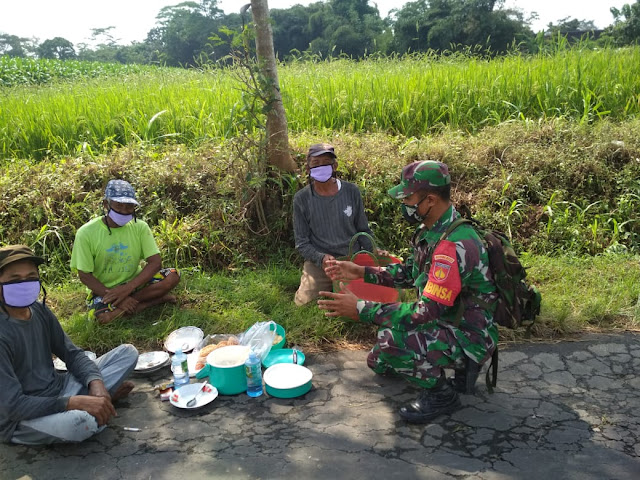 Cegah Penyebaran Covid 19 Babinsa  Sedayu Bagikan Masker