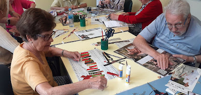 Usuàries d'Aviparc al taller de manualitats