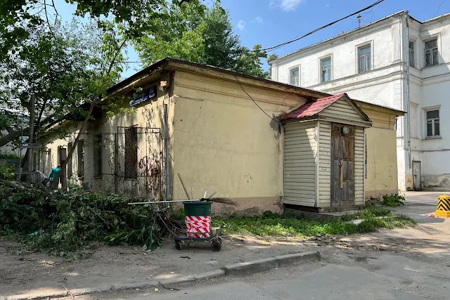 Малая Почтовая улица, Госпитальный переулок, дворы, бывший жилой дом XIX века