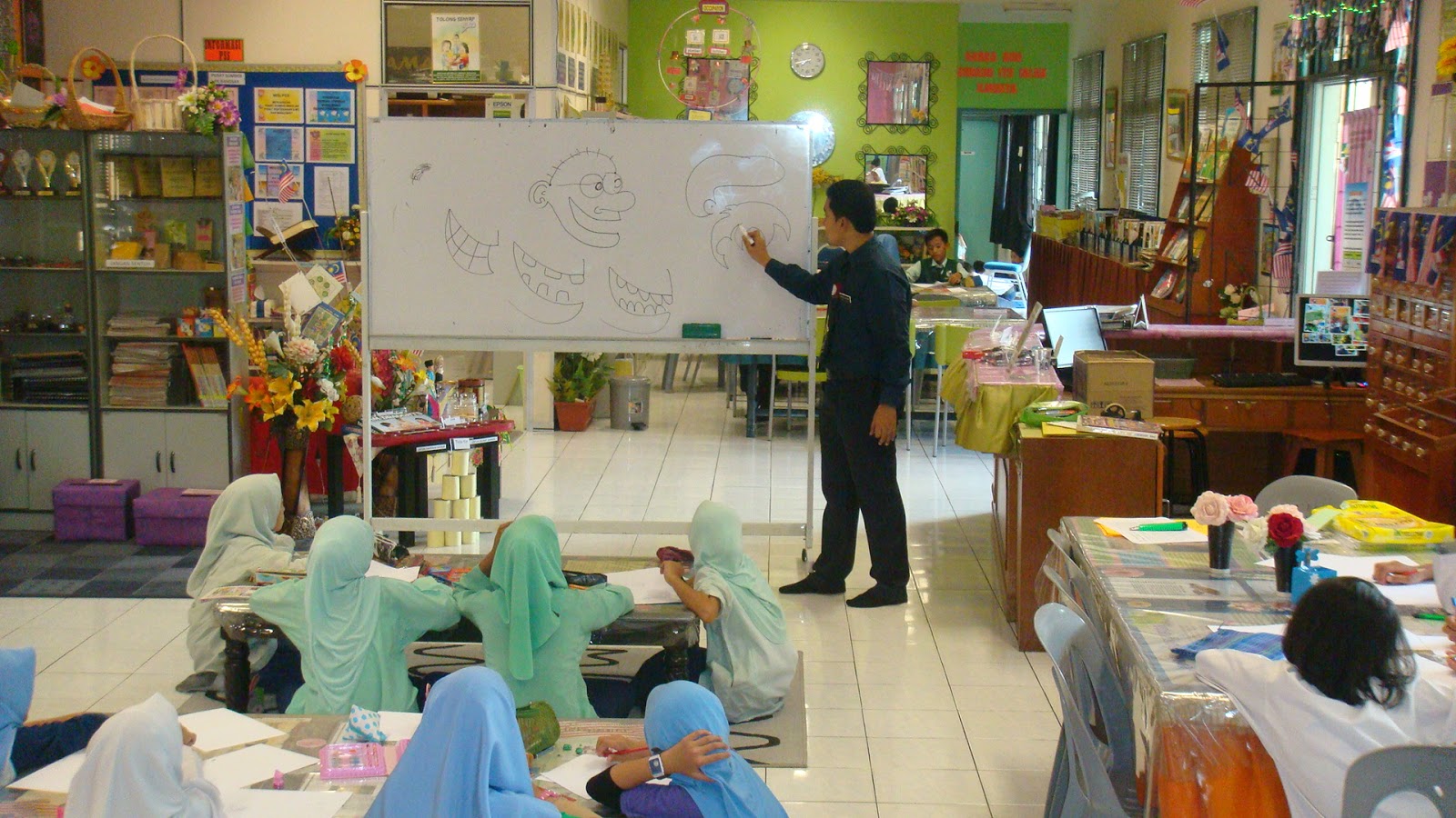 PUSAT SUMBER SEKOLAH: BENGKEL MELUKIS KARTUN DALAM 