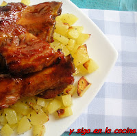 COSTILLAS CARAMELIZADAS SOBRE CAMA DE PATATAS AL HORNO CON TOMILLO