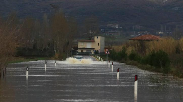 Δύο νεκροί σε πλημμύρες στην Αλβανία