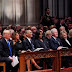 Trump pasa incómodo momento con los Obama y los Clinton en el funeral de Bush