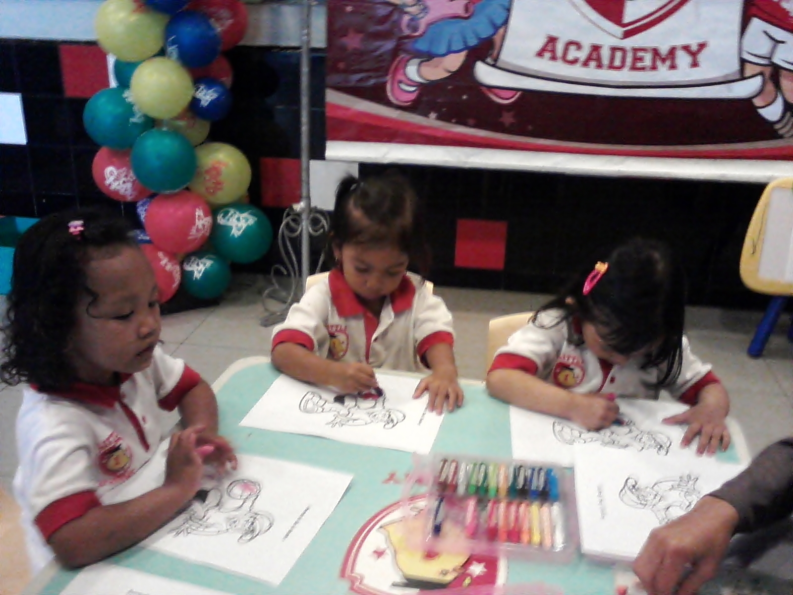 Pre School Little 1 Academy BDNI Yogyakarta: Berolahraga 