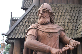 Aunque siempre nos imaginamos los cascos de combate de los vikingos con cuernos, esto no era así en realidad. Los cuernos solo estaban en los cascos de gala