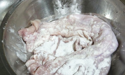 Rửa dạ dày lợn đừng chỉ dùng muối, thêm nguyên liệu này sạch, trắng giòn ngay tức khắc - 1