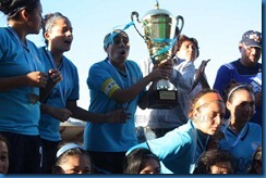 entrega de copa por pdte. fedefutguate  bryan jimenez y coralia monterroso capitana del sexto campeonas apertura 2012 (1)