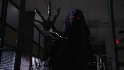 Escena del episodio 2x01 de la serie Érase una vez donde aparece un espectro.