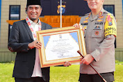 Kapolda Riau berikan Piagam Penghargaan kepada H.T.Rusli Ahmad ketua PWNU Riau