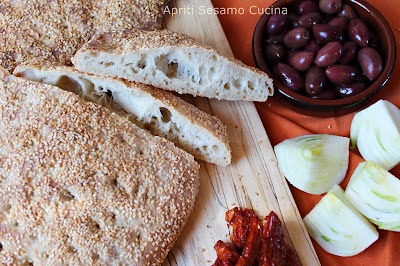 Lagana è un pane speciale che si prepara una volta all'anno per festeggiare l'entrata in Quaresima. Gustoso e saporitissimo.