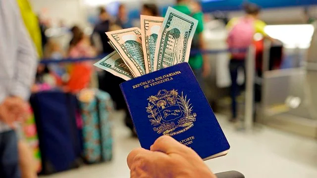 El éxodo es un negocio para las redes de funcionarios que comercian con los pasaportes por miles de dólares