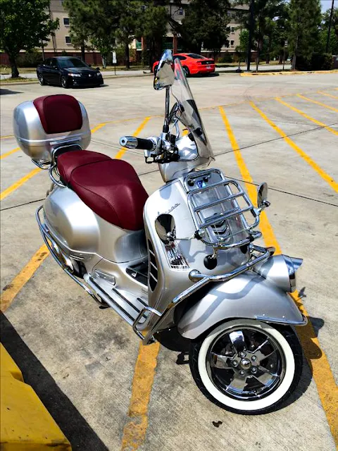 Vespa-GTS-Supe-300-metallic-silver-color