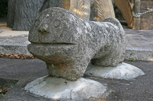 新城グスクの石獅子の写真