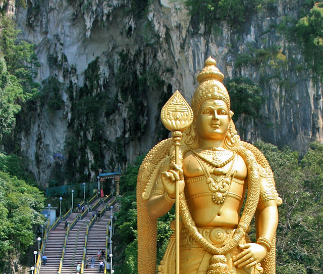 "Temple Cave." Batu Caves. Malaysia. Kuala Lumpur. Murugan. "Храмовая пещера". Пещеры Бату. Малайзия. Куала-Лумпур. Муруган.