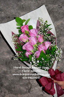 hand bouquet mawar ungu